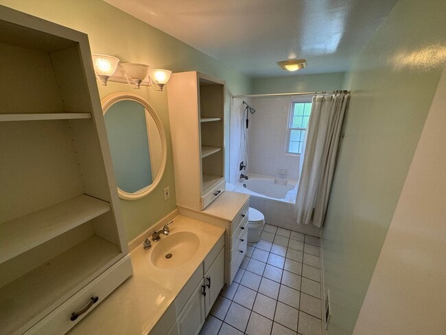 Building Photo - Spacious And Elegant 4 Bed 3 Bath Home Wit...
