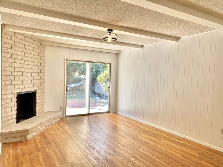Building Photo - 18246 Sunburst St
