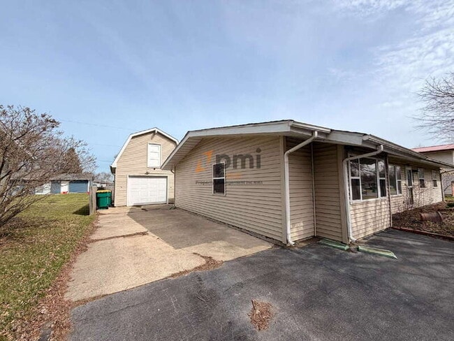 Building Photo - 425A Sherman Dr