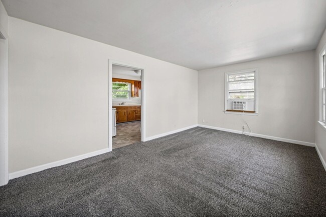 Building Photo - 3 Bedroom Home For Rent Near Lowes On Madison Street!