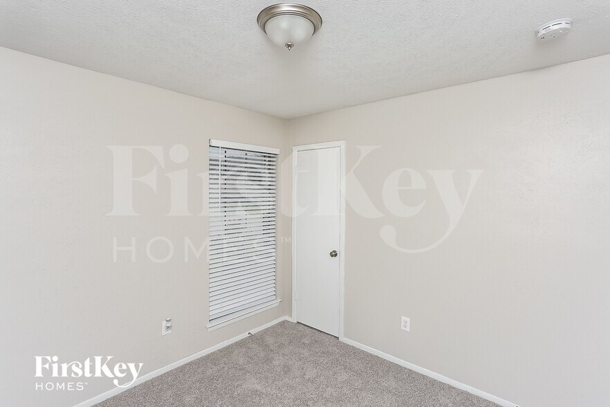 Building Photo - 5614 Sarasota Dr