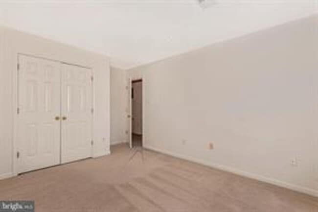 Building Photo - WELL MAINTAINED TOWNHOUSE WITH ONE CAR GARAGE, DECK,