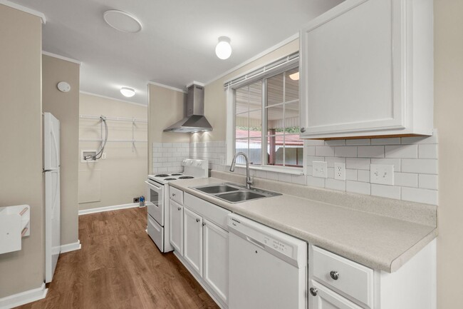 Building Photo - beautifully refreshed 3-bedroom, 2-bath ho...