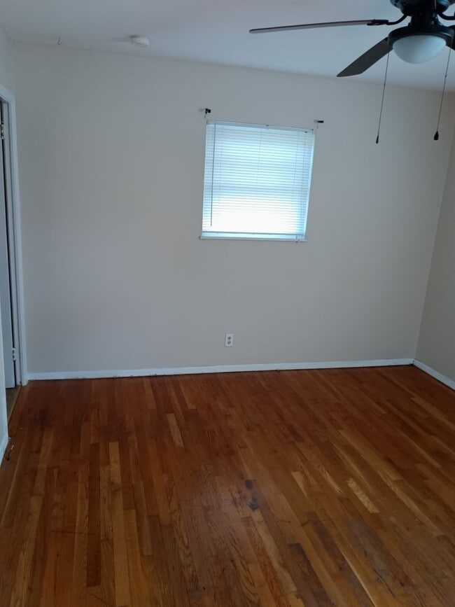 Building Photo - 3 Bedroom / 1 Bath Brick Ranch Home  Johnson City, TN