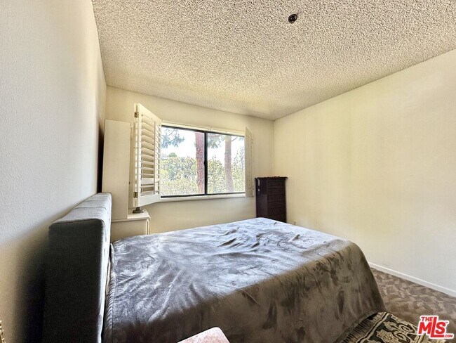 Building Photo - 501 Palisades Dr