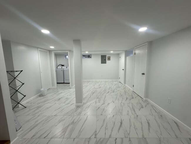 Building Photo - 5 bedrooms, 2.5 bathrooms