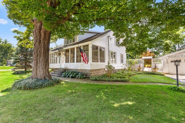Building Photo - Charming 3 Bedroom, 2 Bath Home with Abund...