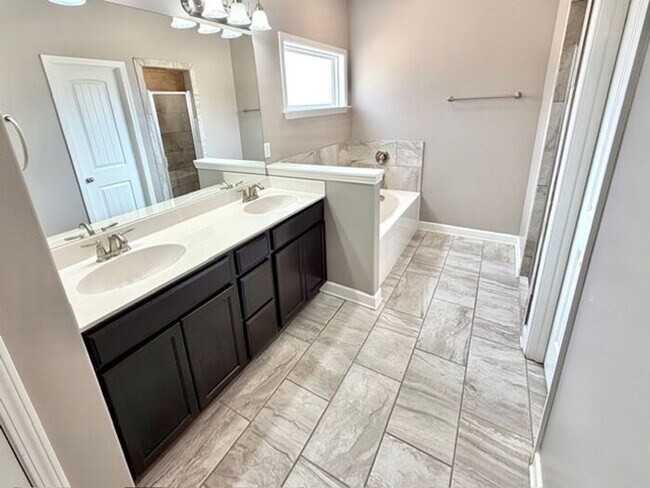 Building Photo - AVAILALBE NOW! Beautiful Home in Olive Branch.