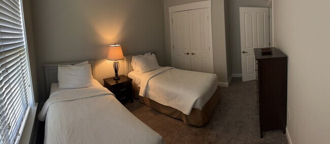 Building Photo - 8601 Lenten Rose Ct