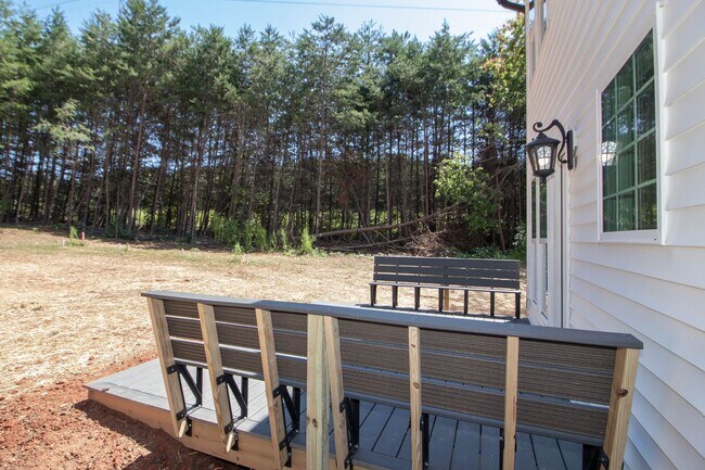 Building Photo - Lux Three Bedroom Townhouse in Sherrills Ford