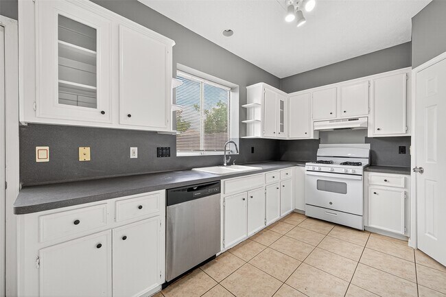 Building Photo - 4806 Sunshine Dr