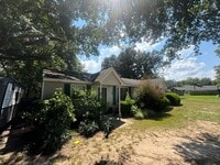 Building Photo - Spacious 2 bedroom!