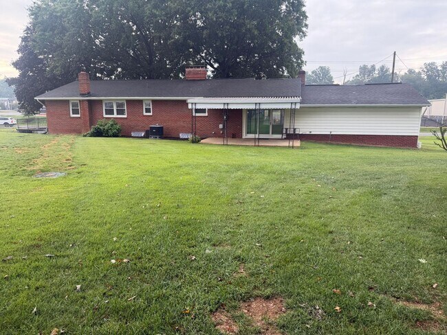 Building Photo - 2775 Ridgedale Rd