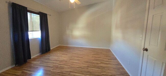 Building Photo - GREAT 2 LEVEL CONDO