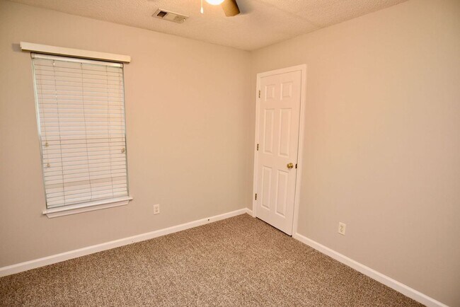 Building Photo - 121 Laurenburg Dr