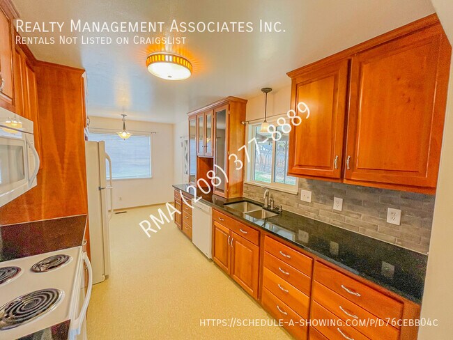 Building Photo - 2360 S Ridgeview-Way