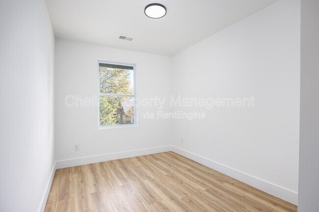 Building Photo - 1012 Debow St