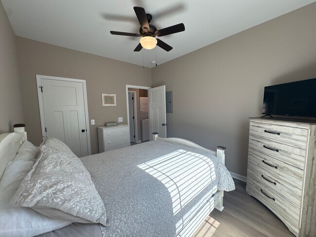 Building Photo - 404 Cedar Ln