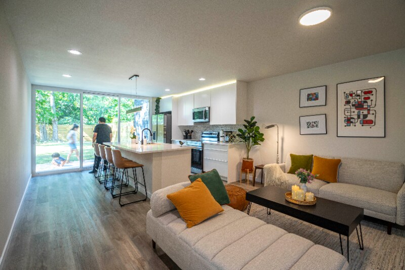 Building Photo - 605 E 7th St