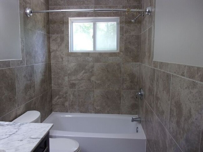 Building Photo - Spacious 2 Bedroom 1 Bath Duplex Minutes t...