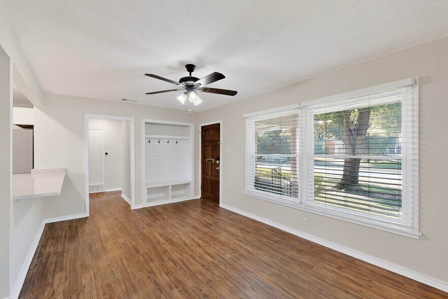 Building Photo - 2207 Housley Dr