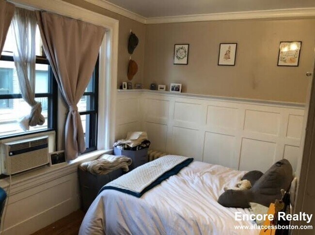 Building Photo - 448 Park Dr