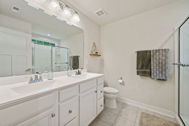 Building Photo - 3be/2.5ba 3-Level Townhouse Key Location Between Durham and Chapel Hill