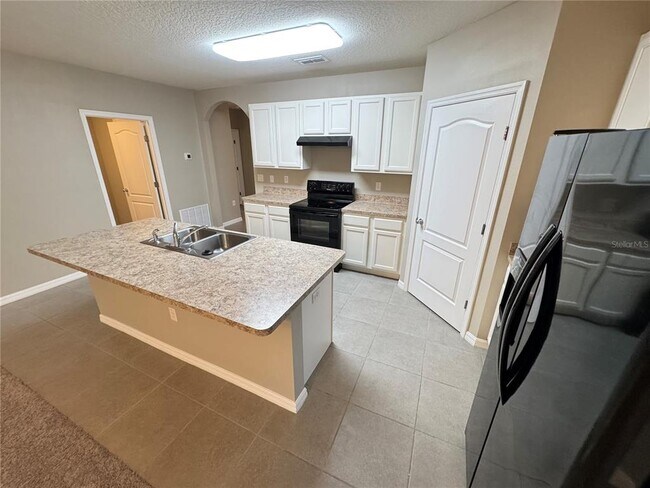 Building Photo - 2323 Silverview Dr