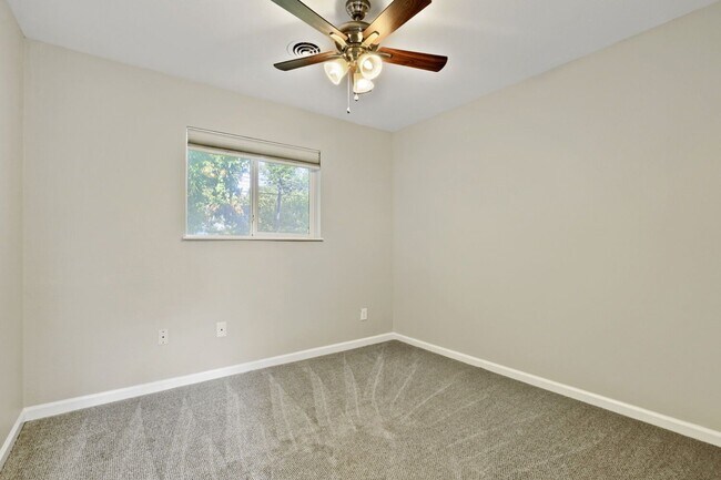 Building Photo - 5716 Wellington Dr