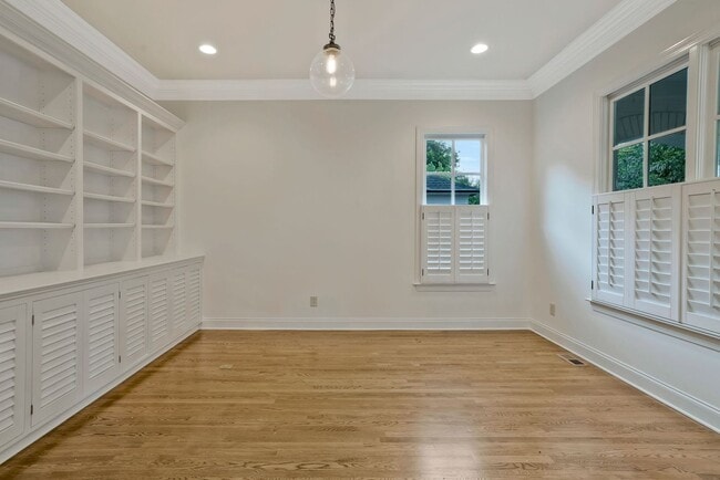 Building Photo - Stunning 4BE/3.5BA home in the very desira...