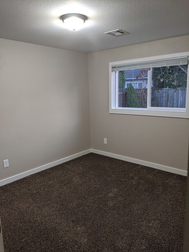 Building Photo - Updated 3bd/2bth Home with Solid Surface F...