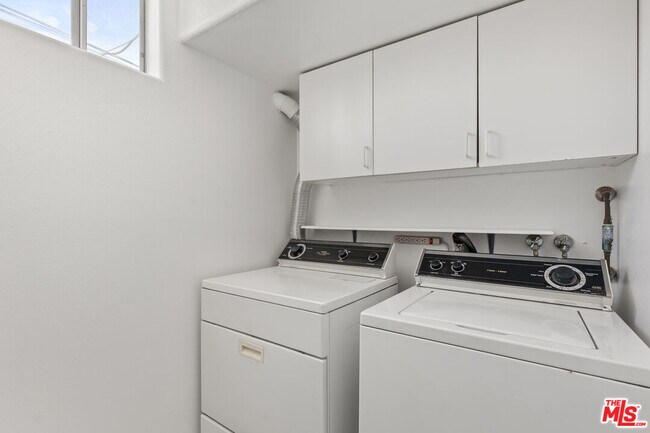 Building Photo - 1131 N Formosa Ave