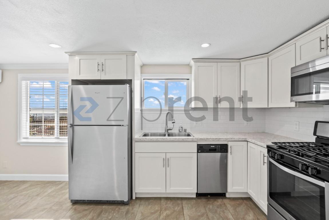 Building Photo - Unit A