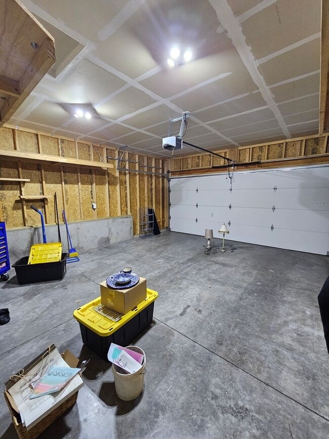 Building Photo - 4 BED | 2 BATH | DOUBLE GARAGE | RAPID VALLEY