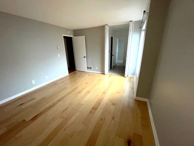 Building Photo - $2750 LARGE 2 BEDROOM CONDO NEAR 4TH ST. W/ PARKING