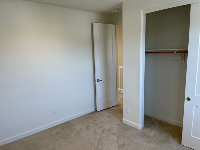 Building Photo - Large 5 Bed / 3 Bath Standalone unit in Lo...