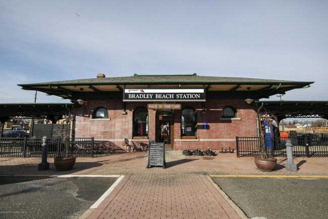 Building Photo - 613 Brinley Ave