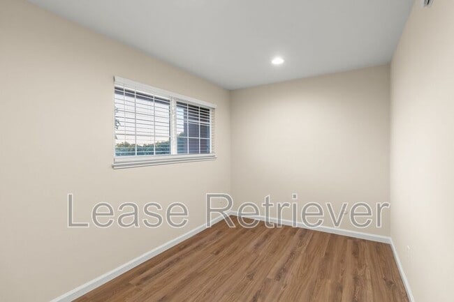 Building Photo - 990 Palm Cir