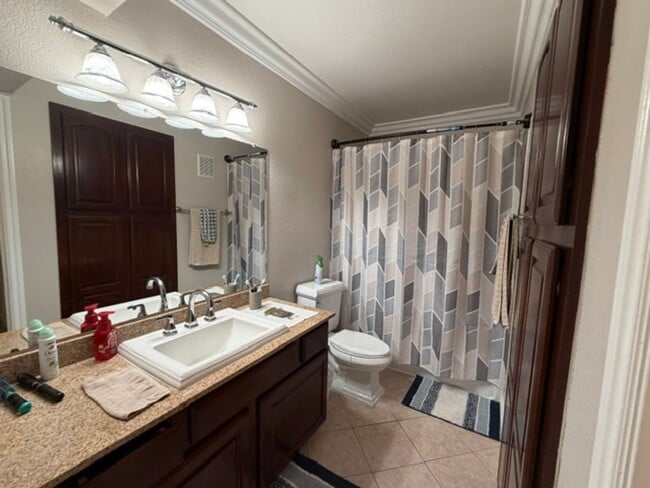 Building Photo - A Fantastic and Super Clean 1 Bedroom, 1 Bathroom upstairs unit.