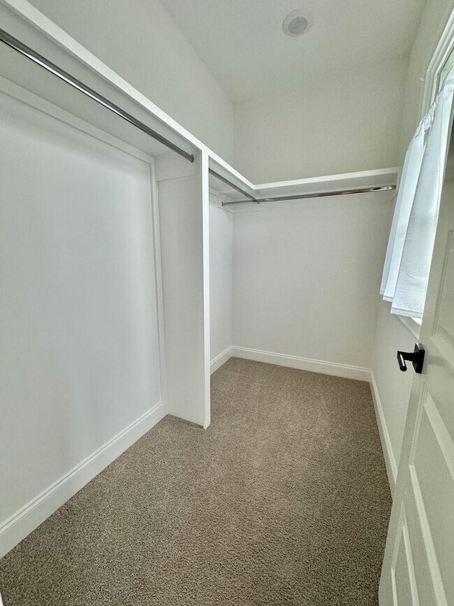 Building Photo - 3 bedroom home with 3.5 bathrooms and 2 Car Garage