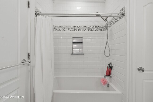 Building Photo - 558 Cedar Ave