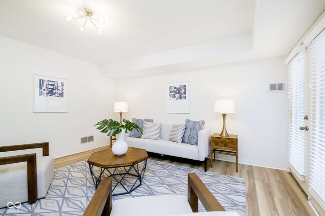 Building Photo - 592 E Vermont St