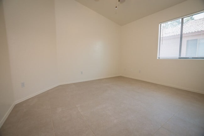 Building Photo - Charming 3-bedroom, 2-bathroom Home w/ 2 C...