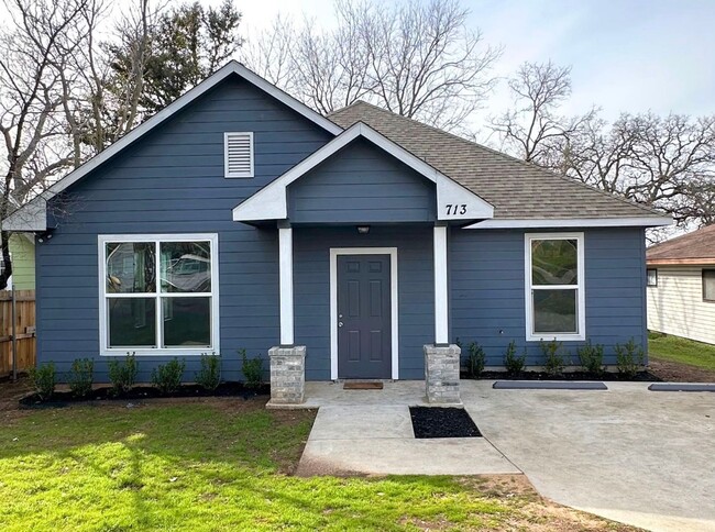 Building Photo - Charming 3 Bed 2 Bath Home - Fenced Backyard!