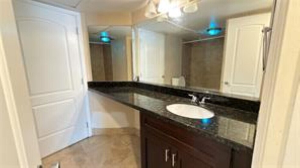 Building Photo - 2803 N Oakland Forest Dr