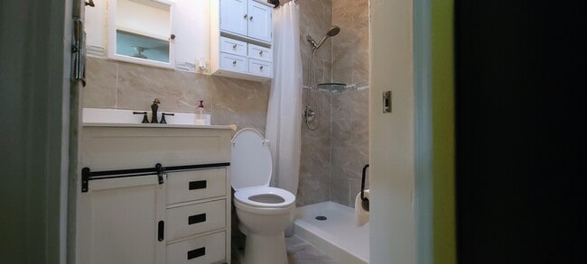 Building Photo - 400 Sunset Dr