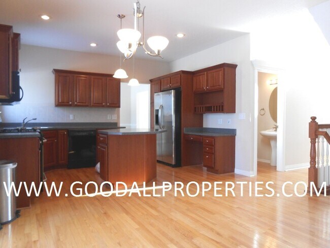 Building Photo - 4BR Urbandale Home with a 3-Car Garage, Deck & Fireplace