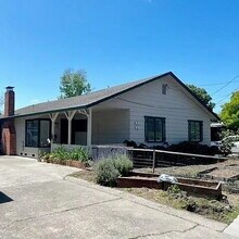 Building Photo - 2 bedroom, 1 bath duplex