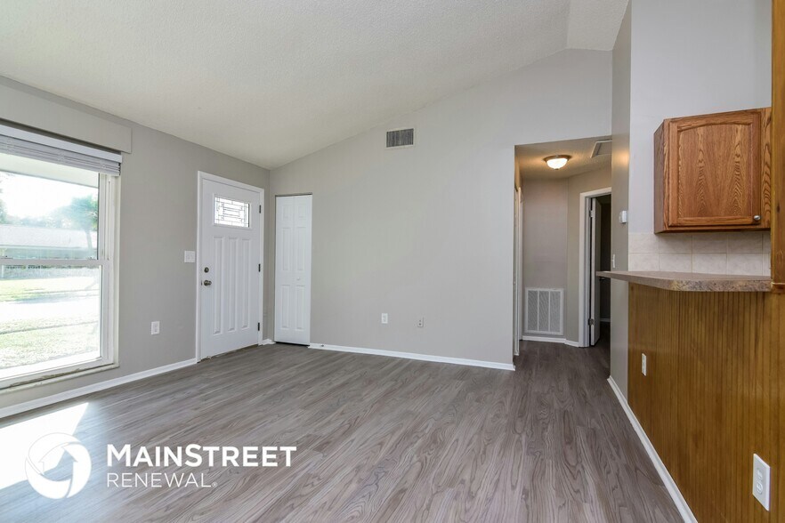 Building Photo - 7845 Avenal Loop