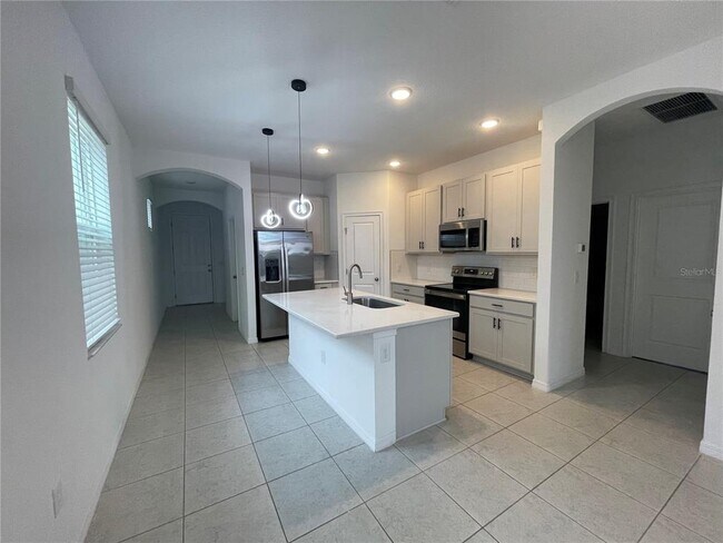 Building Photo - 6625 Great Bear Dr